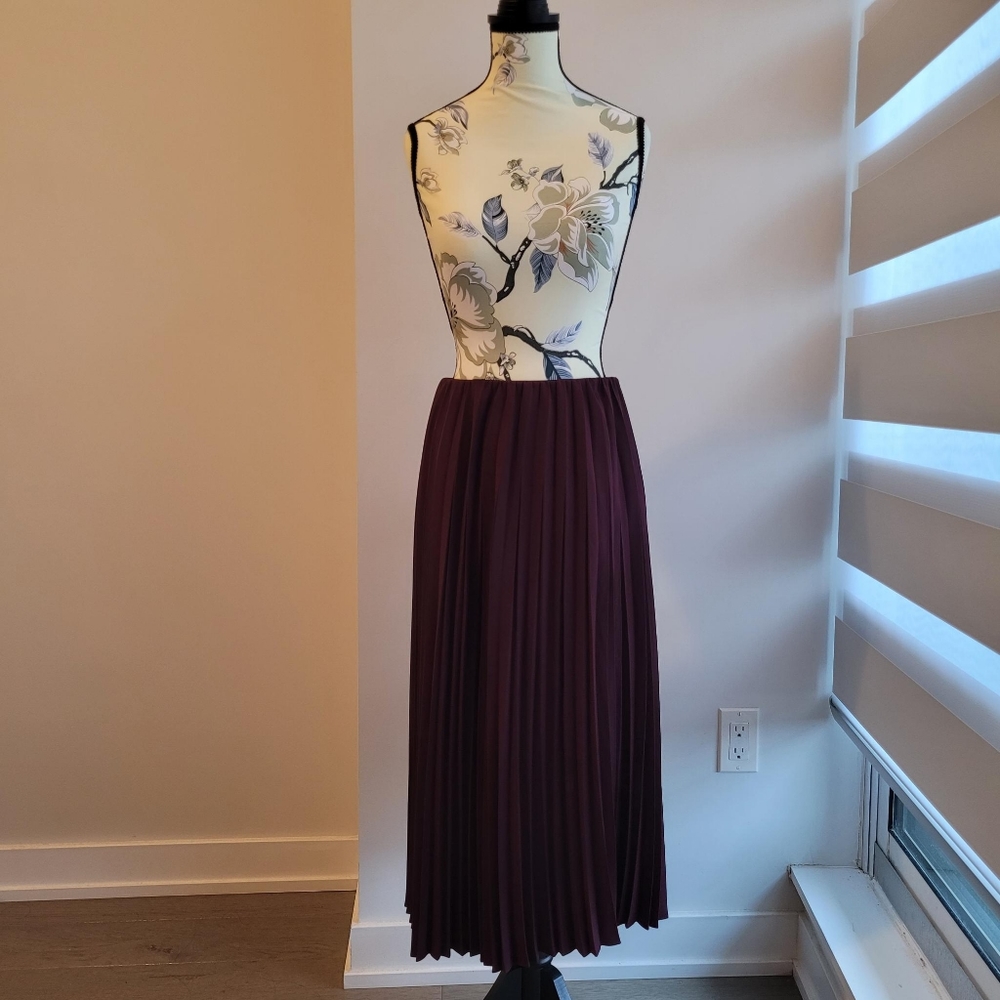 💐 SOLD 💐Uniqlo Pleated Burgundy Skirt